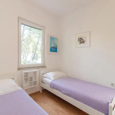Three-bedroom Holiday In בית נופש